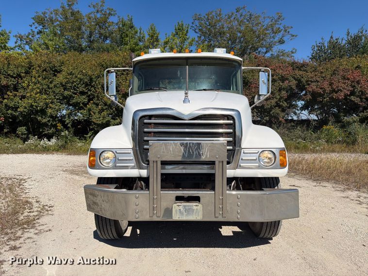 image for item FJ2020 2005 Mack CV713 semi truck