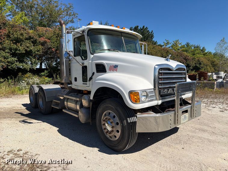 image for item FJ2020 2005 Mack CV713 semi truck