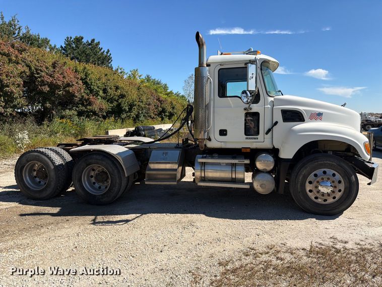 image for item FJ2020 2005 Mack CV713 semi truck