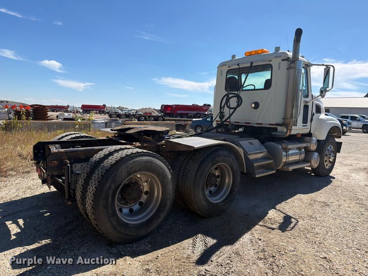 image for item FJ2020 2005 Mack CV713 semi truck
