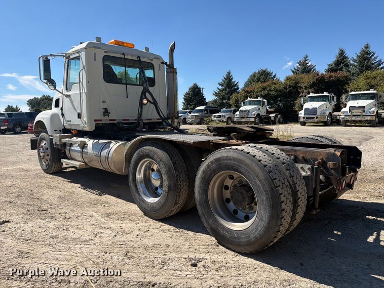 image for item FJ2020 2005 Mack CV713 semi truck
