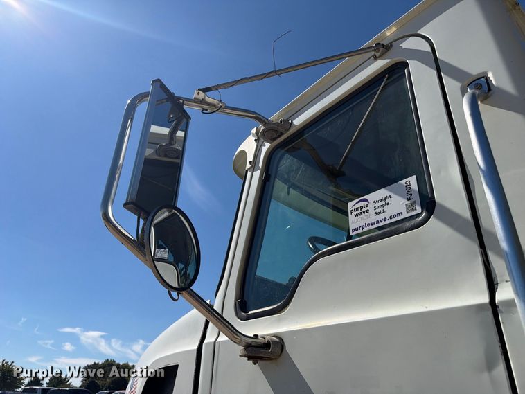 image for item FJ2020 2005 Mack CV713 semi truck