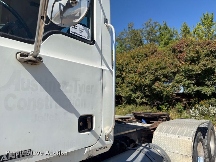 image for item FJ2020 2005 Mack CV713 semi truck