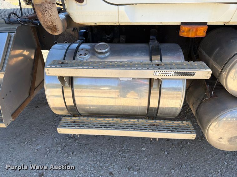 image for item FJ2020 2005 Mack CV713 semi truck
