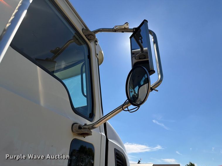 image for item FJ2020 2005 Mack CV713 semi truck