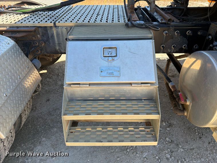 image for item FJ2020 2005 Mack CV713 semi truck