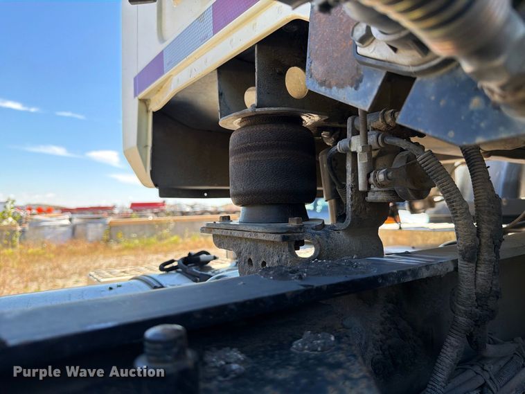 image for item FJ2020 2005 Mack CV713 semi truck