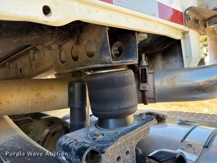 image for item FJ2020 2005 Mack CV713 semi truck