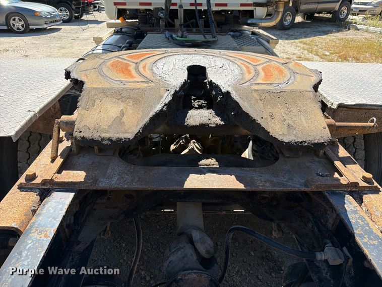 image for item FJ2020 2005 Mack CV713 semi truck