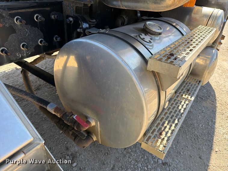 image for item FJ2020 2005 Mack CV713 semi truck