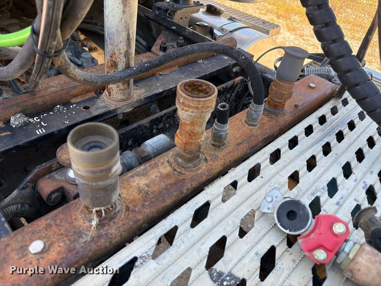 image for item FJ2020 2005 Mack CV713 semi truck