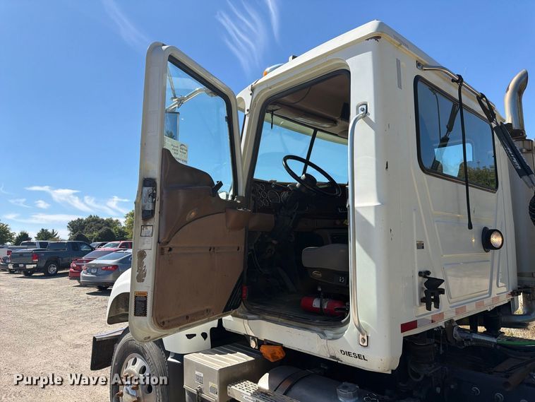 image for item FJ2020 2005 Mack CV713 semi truck
