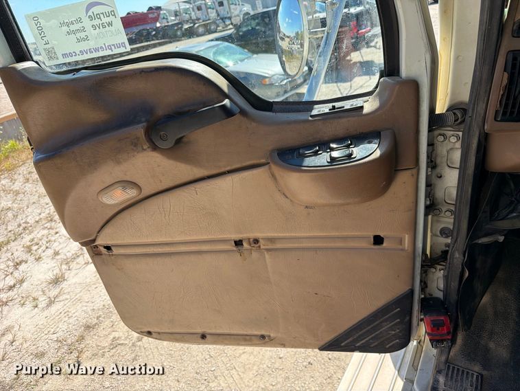 image for item FJ2020 2005 Mack CV713 semi truck