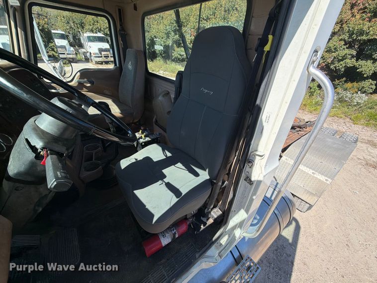 image for item FJ2020 2005 Mack CV713 semi truck