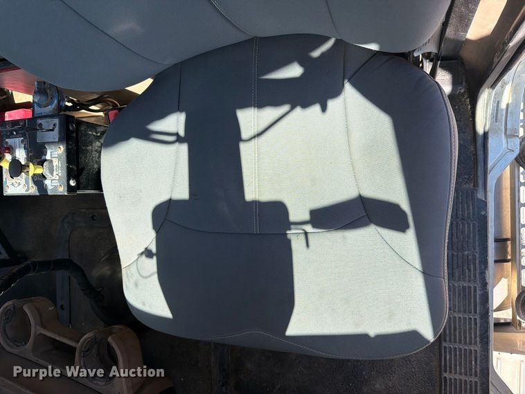 image for item FJ2020 2005 Mack CV713 semi truck