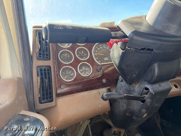 image for item FJ2020 2005 Mack CV713 semi truck