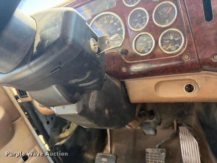 image for item FJ2020 2005 Mack CV713 semi truck