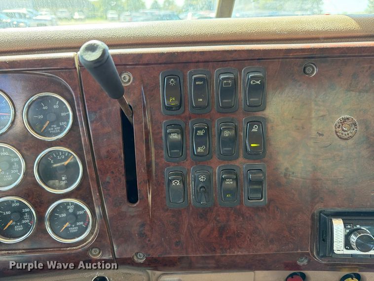 image for item FJ2020 2005 Mack CV713 semi truck