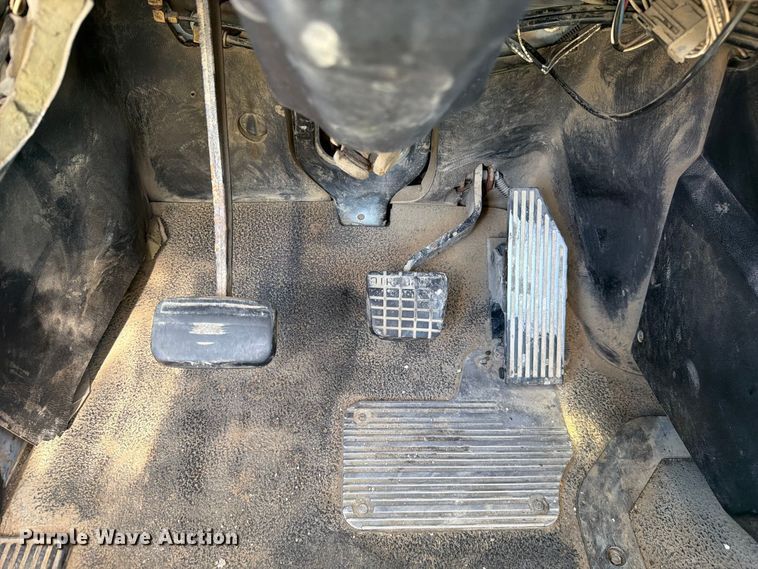 image for item FJ2020 2005 Mack CV713 semi truck