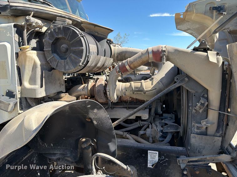 image for item FJ2020 2005 Mack CV713 semi truck
