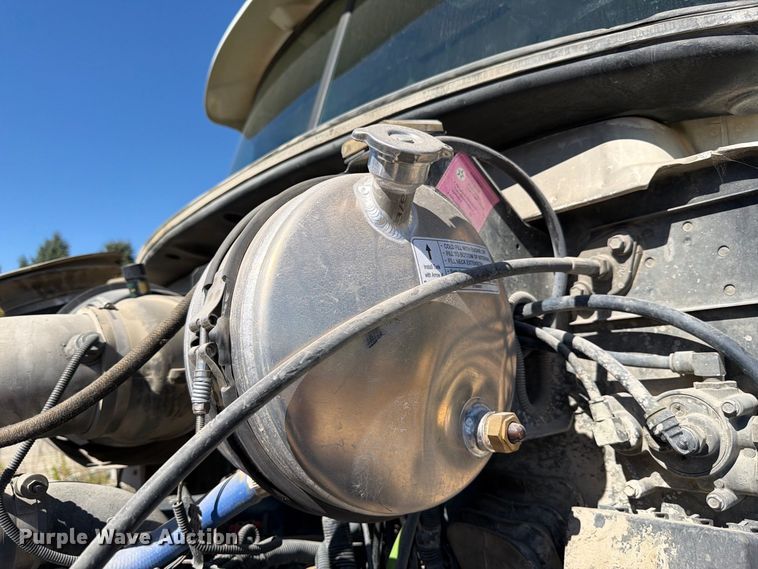 image for item FJ2020 2005 Mack CV713 semi truck