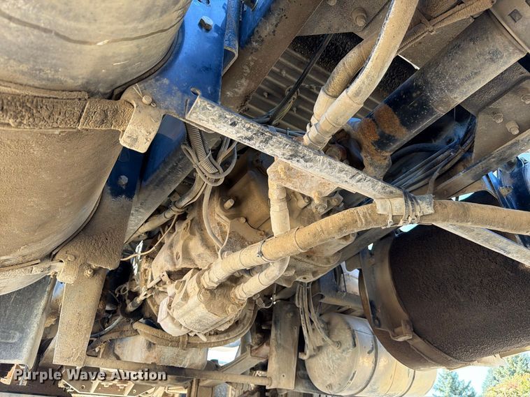 image for item FJ2020 2005 Mack CV713 semi truck