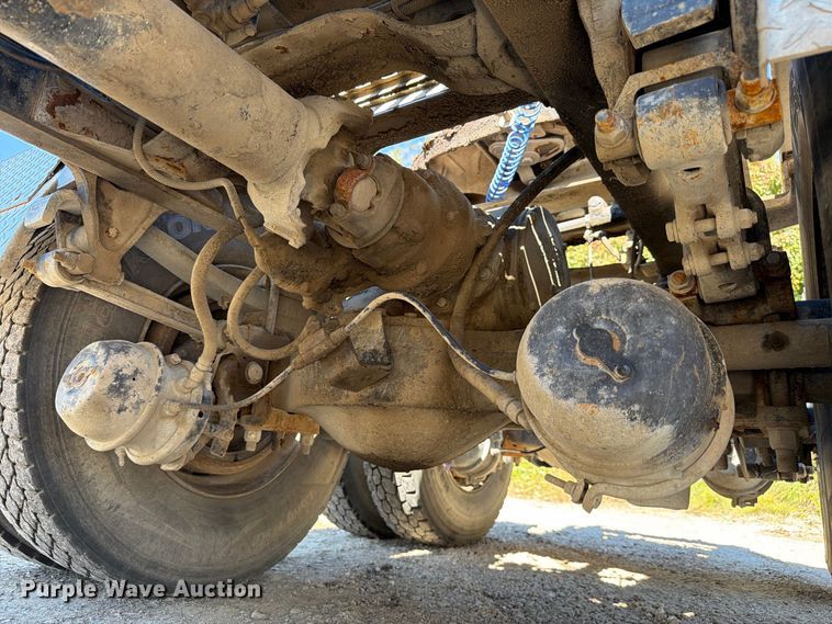 image for item FJ2020 2005 Mack CV713 semi truck