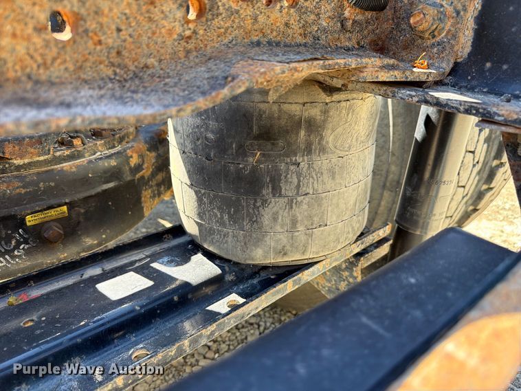 image for item FJ2020 2005 Mack CV713 semi truck