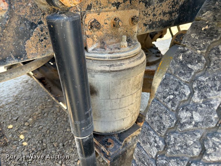 image for item FJ2020 2005 Mack CV713 semi truck