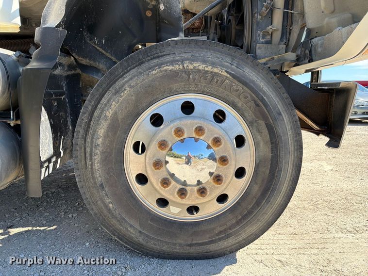 image for item FJ2020 2005 Mack CV713 semi truck