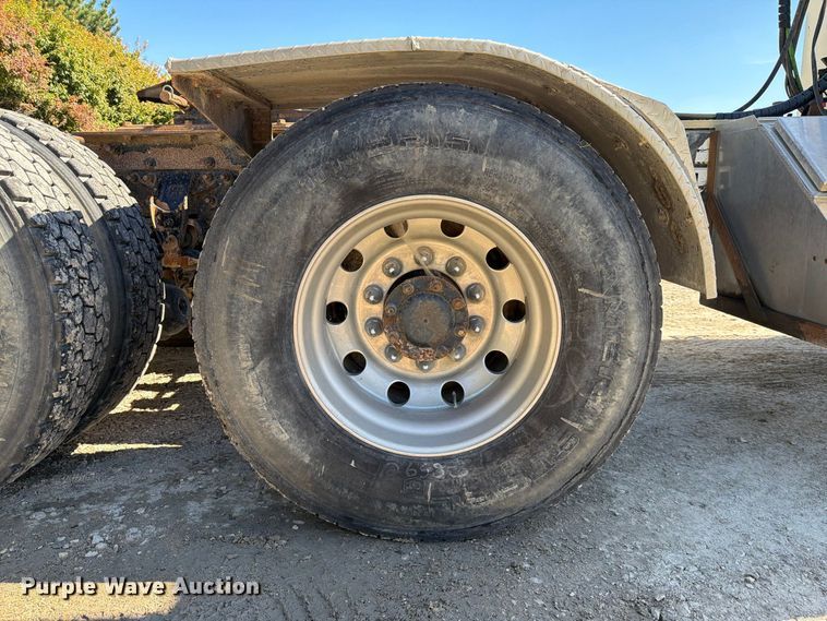 image for item FJ2020 2005 Mack CV713 semi truck