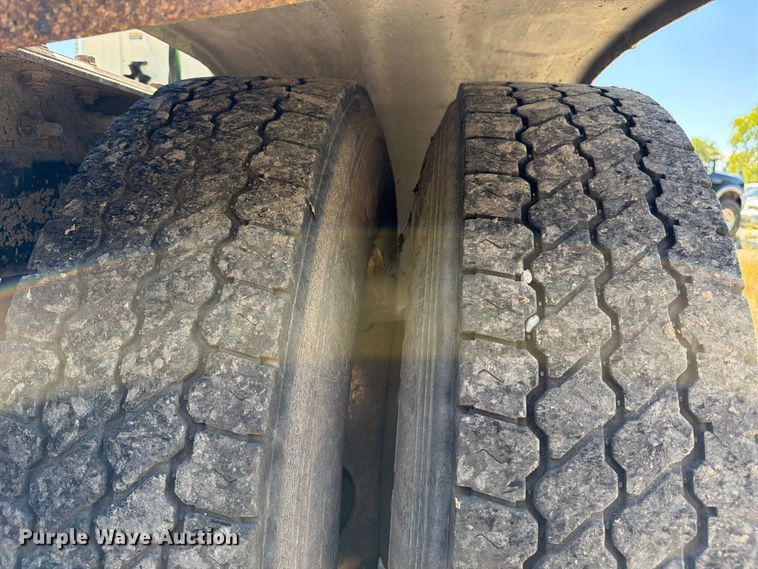 image for item FJ2020 2005 Mack CV713 semi truck