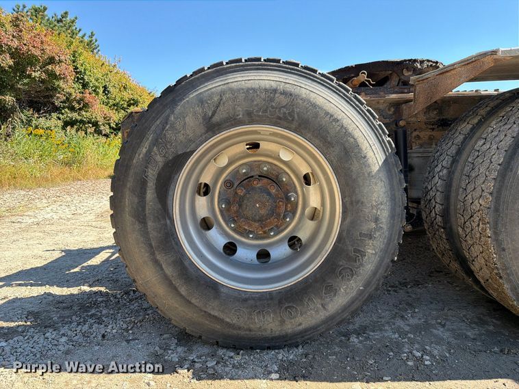 image for item FJ2020 2005 Mack CV713 semi truck