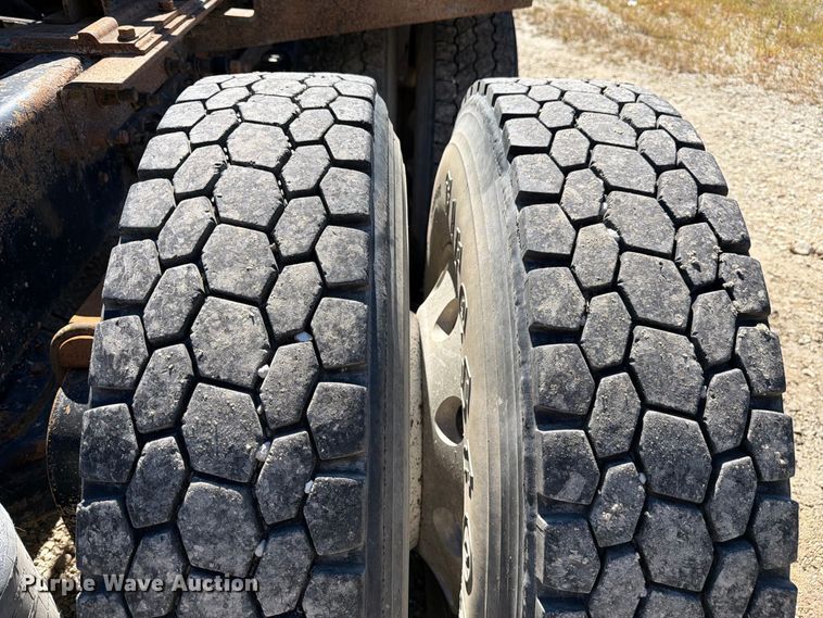 image for item FJ2020 2005 Mack CV713 semi truck