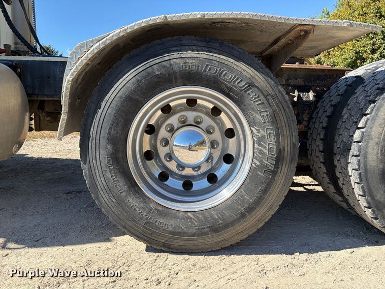 image for item FJ2020 2005 Mack CV713 semi truck