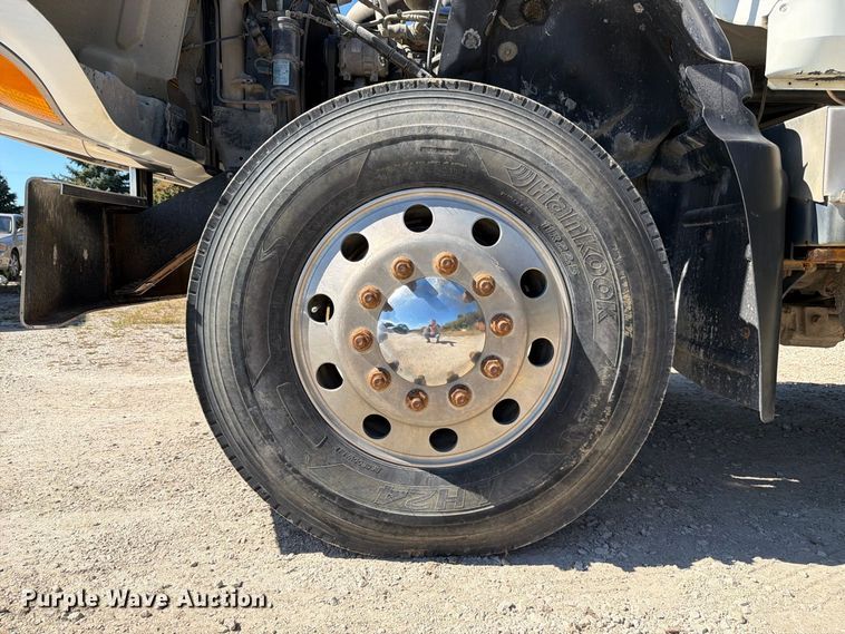 image for item FJ2020 2005 Mack CV713 semi truck