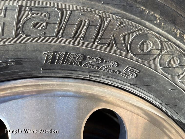 image for item FJ2020 2005 Mack CV713 semi truck