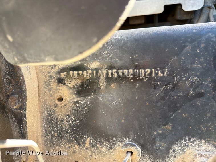 image for item FJ2020 2005 Mack CV713 semi truck