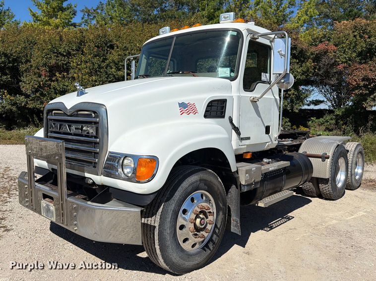 2007 Mack CV713 semi truck