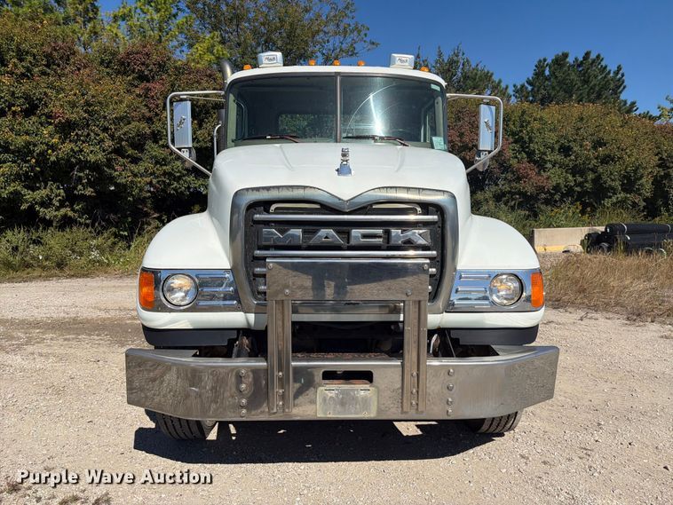 image for item FJ2021 2007 Mack CV713 semi truck