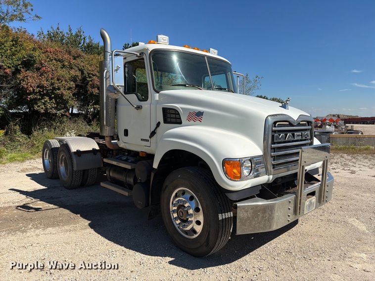 image for item FJ2021 2007 Mack CV713 semi truck