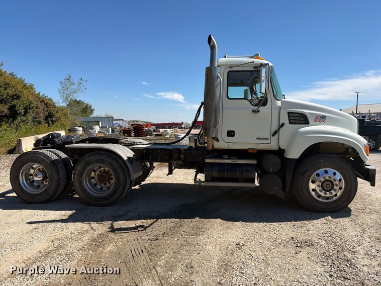 image for item FJ2021 2007 Mack CV713 semi truck