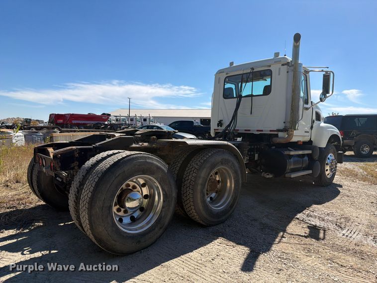 image for item FJ2021 2007 Mack CV713 semi truck