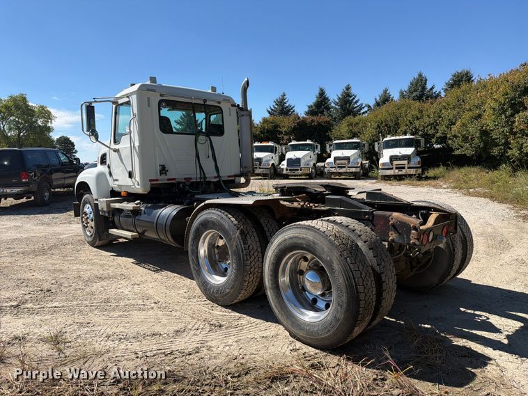 image for item FJ2021 2007 Mack CV713 semi truck