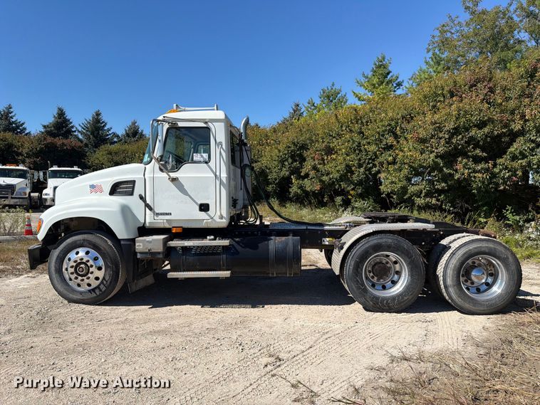 image for item FJ2021 2007 Mack CV713 semi truck