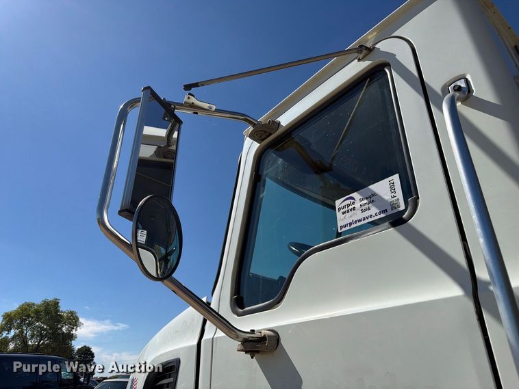 image for item FJ2021 2007 Mack CV713 semi truck