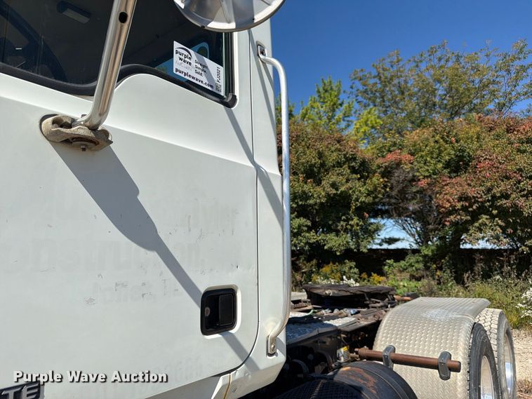 image for item FJ2021 2007 Mack CV713 semi truck