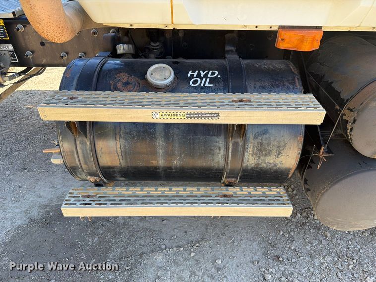 image for item FJ2021 2007 Mack CV713 semi truck