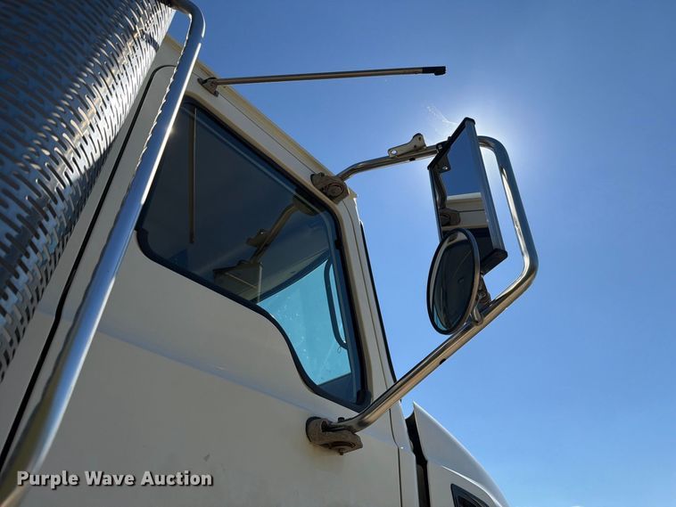 image for item FJ2021 2007 Mack CV713 semi truck
