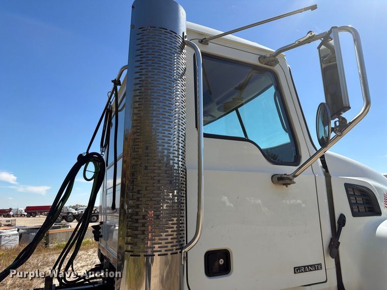 image for item FJ2021 2007 Mack CV713 semi truck